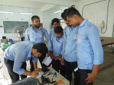 ELECTRICIAN LAB. 17